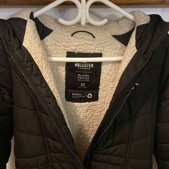 Women’s Black Hollister Puffer Jacket - Picture 2 of 3